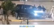 [VIDEO ESTREMECEDOR] El conductor de una camioneta atropelló a varios jóvenes a la salida de un boliche sanjuanino