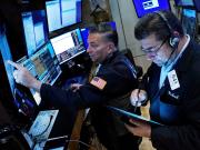 Mercados en rojo: escaló el dólar y se hundieron las acciones y los bonos argentinos