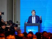 Con un ojo en el dólar y la deuda en pesos, el Gobierno sube los encajes a los bancos al 53,5%