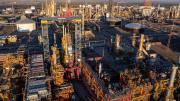 Una mole de pie: se completó el montaje del reactor de IMPSA en la refinería de YPF