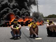 Tras el ataque al hospital, Israel bombardea Gaza y mata a decenas de personas: masivas protestas de familiares de rehenes