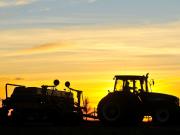 Pese a la baja de las retenciones, la confianza del agro cae 15% en 2025 y la inversión se desploma 59%