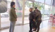 Presunta funcionaria de la alcaldía es sorprendida en plena extorsión a un negocio