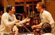 Cómo la amistad y la admiración mutua entre Dudamel y Chris Martin llevó al Sistema de Orquestas a tocar con Coldplay