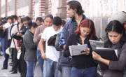 Seis de cada 10 trabajadores no tuvo aumento de sueldo en 2025 y las empresas planean despidos