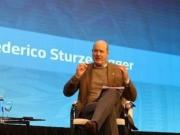 El show de Sturzenegger en una cena de la Universidad de San Andrés: bitrenes, yerba con esteroides, importación de acero y el control de sandías