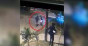 Video graba cuando dos delincuentes en motocicleta tumban a un joven y se llevan una bolsa negra