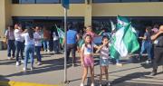 Con la verde, blanco y verde, seguidores esperan la llegada de Camacho en Viru Viru
