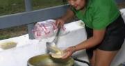 “Sopita de maní por la llegada del gobernador”, una mujer reparte comida a la espera de Camacho