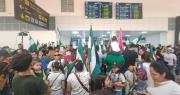 Con banderas cruceñas y pancartas, así esperan al gobernador Camacho en el aeropuerto Viru Viru