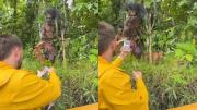 VIDEO: Influencer desató la polémica tras acercarse demasiado a una tribu caníbal en Indonesia por un reto de TikTok