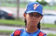 La llaman la “Princesa del Béisbol”, y está ponchando a niños por todos lados