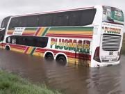 Un micro se fue a la banquina por la tormenta de Santa Rosa y quedó varado en una zanja inundada: Una ráfaga nos sacó de la ruta 5