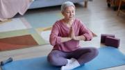 Las 4 posturas de yoga que debes hacer si tienes más de 50 años y quieres recuperar la masa muscular perdida