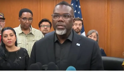 (VIDEO) Acalde de Chicago ordena a funcionarios locales no colaborar con agentes federales