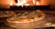 Irrumpieron en una pizzería de Los Hornos, encerraron a los empleados en el baño y les robaron