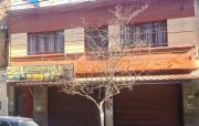Un policía involucrado en una agresión a su pareja quien supuestamente le cortó en el cuello