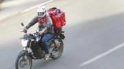 Le robaron la moto a un repartidor pero los compañeros “cazaron” al ladrón y lo golpearon