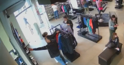 Video: una pareja de mecheros robó en un local de Open Sports en La Plata y quedó escrachada por las cámaras