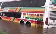 Evacuaron en una lancha a 40 pasajeros de un micro