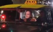 Charly apareció en un viejo taxi en el centro porteño, ¿filmando un videoclip?