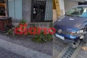Un automóvil colisionó contra un cantero en la Peatonal Tucumán