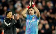 El gesto del Dibu Martínez que confirma su llegada al Manchester United desde Aston Villa
