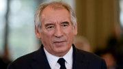 Crisis política en Francia: el primer ministro inicia conversaciones con la oposición para evitar la caída del Gobierno