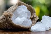 Cómo usar la piedra de alumbre para eliminar arrugas y colaborar en la producción de colágeno 