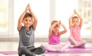 Mejor que el fútbol y la natación: cuáles son los beneficios del yoga para niños