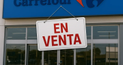 Pese a la caída del consumo, que ahuyentó inversores, un empresario argentino quiere quedarse con la operación Carrefour, que se va del país
