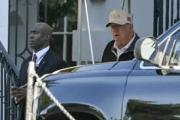 Trump mantiene un perfil bajo al salir de la Casa Blanca mientras persisten rumores sobre su salud