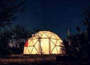 Dormir entre glaciares, domos y casitas en los árboles: el boom del glamping en Argentina