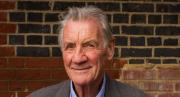 Detuvieron a famoso presentador británico Michael Palin mientras grababa estatua de Chávez para su documental