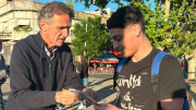 La Policía Federal intentó impedir que Gabriel Katopodis reparta volantes en la estación de Caseros