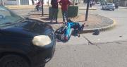 Una motociclista terminó muy herida al chocar con un auto en Capital