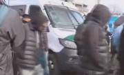 Con encapuchados, empieza a llegar la gente al acto de cierre de campaña de LLA en Moreno