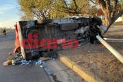 Ruta 9: un camión chocó un poste y volcó en Villa Balnearia