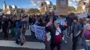 “Karina es alta coimera”: el canto de los jubilados frente al Congreso en otro miércoles de manifestación
