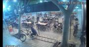 A metros de la sede de la Policía Federal, un ladrón se robó una bici con total libertad