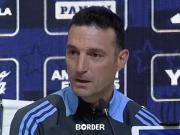 Scaloni se emociono durante una conferencia tras las lagrimas de un periodista