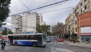 Impactante accidente en el macrocentro: una moto terminó abajo de un colectivo y su conductor internado