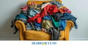 ¿Vagancia? Qué significa que una persona acumule ropa en una silla