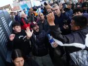 Corridas, empujones y pedradas: breves enfrentamientos en la previa del acto de Milei en Moreno que terminaron con un cronista herido