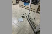 Rompieron la puerta de vidrio de un comercio y se llevaron tres celulares