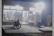 Joven empleado de comercio herido persiguió a dos asaltantes y atrapó a uno
