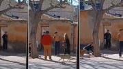 Video: mientras la víctima de femicidio era asistida, el agresor miraba desde la puerta de la casa