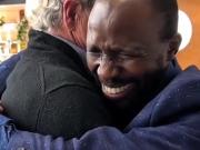 La emocionante historia de Edward Kankaka, el médico ugandés que se reencontró con la familia australiana que lo apadrinó cuando era un niño