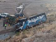Flota se embarranca en la carretera Potosí – Oruro y deja dos muertos y al menos 22 heridos