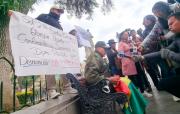 Un policía se enmanilla en la plaza Murillo en protesta contra la corrupción